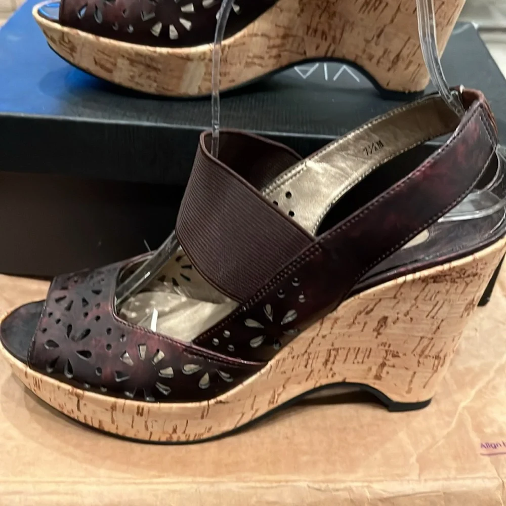 Vaneli Lazer Cut Cork Heel Wedge in Burgundy Patent Sz 7 1/2 M